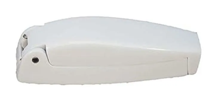 BAGGAGE DOOR CATCH - WHT